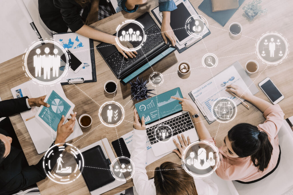 Équipe de travail collaborant avec des outils numériques pour optimiser la gestion d'entreprise